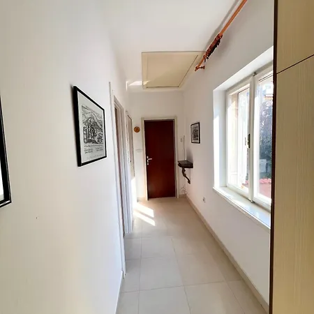 Ana, Free Garage Parking Szybenik