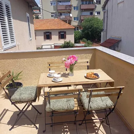 Ana, Free Garage Parking Apartment Sibenik