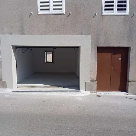 Ana, Free Garage Parking Apartment Sibenik