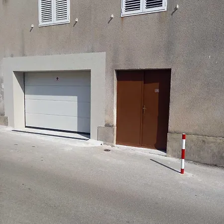 Ana, Free Garage Parking Szybenik