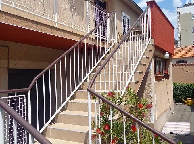 Ana, Free Garage Parking Szybenik