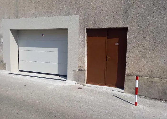 Ana, Free Garage Parking Šibenik